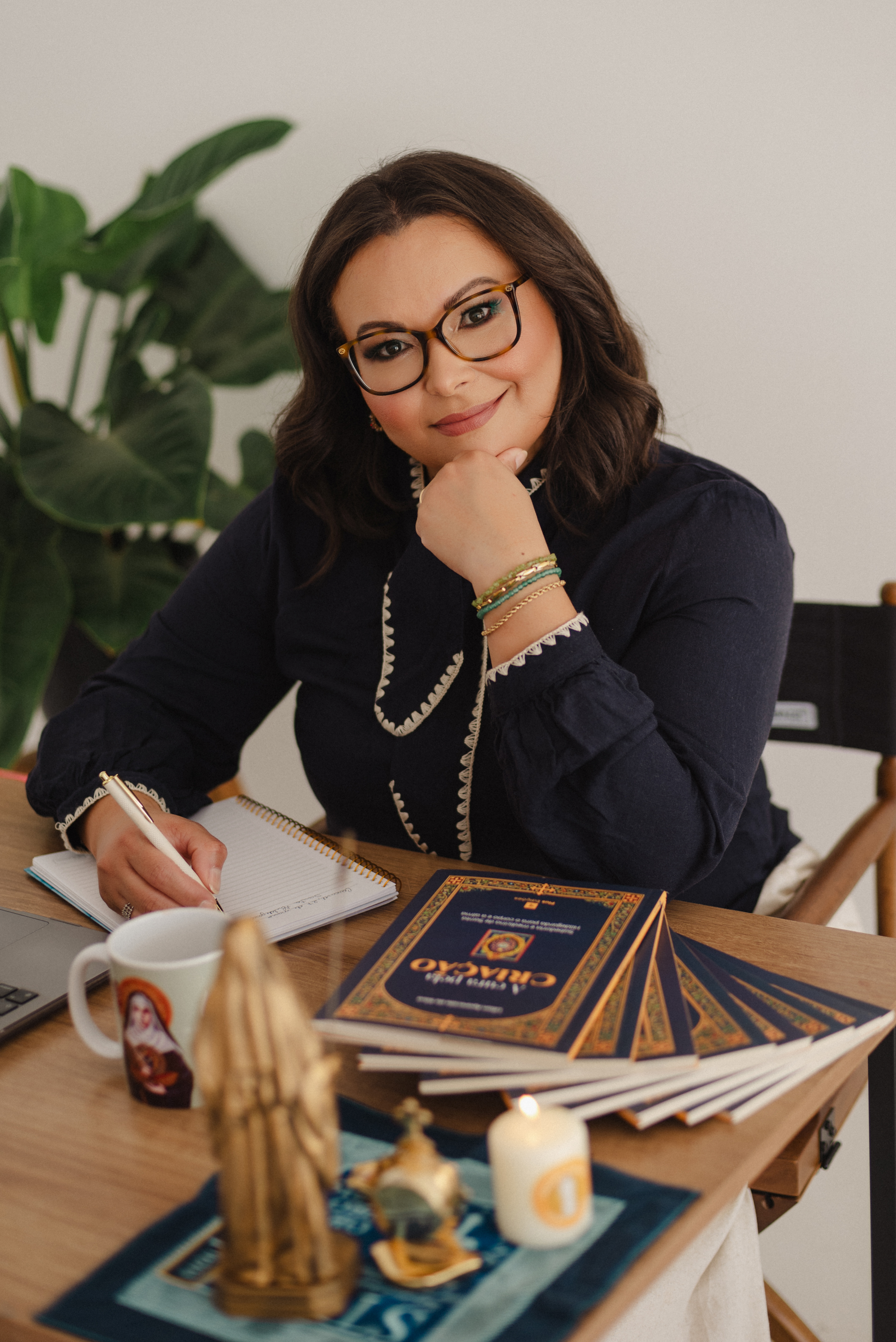 Lilian Aparecida em sua escrivaninha